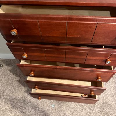 Vaughan-Bassett Cherry Finish 5-Drawer Chest (UD-MG)