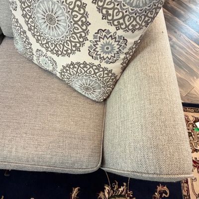 Craftmaster Furniture Upholstered Sofa w/Accent Pillows (LR-RG)