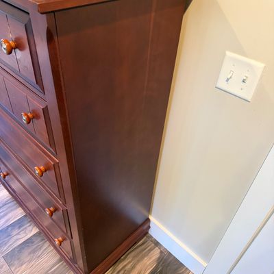 Vaughan-Bassett Cherry Finish 5-Drawer Chest of Drawers (PB-MG)