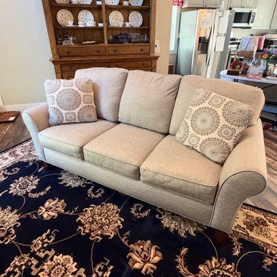 Craftmaster Furniture Upholstered Sofa w/Accent Pillows (LR-RG)