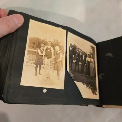 Vintage Photo Albums & Antique Photographs (G-JS)