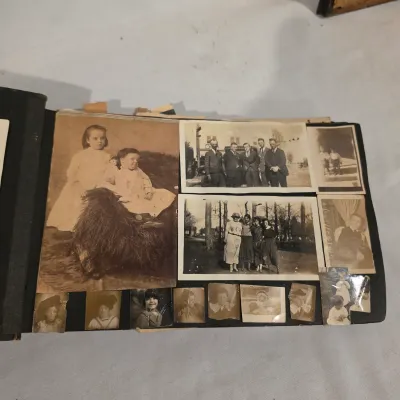 Vintage Photo Albums & Antique Photographs (G-JS)