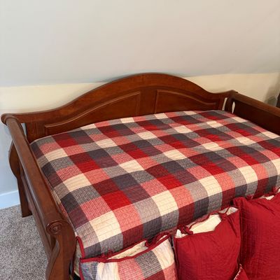 Hillside Furniture Wooden Twin Sized Daybed (UD-MG)