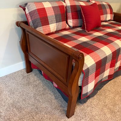 Hillside Furniture Wooden Twin Sized Daybed (UD-MG)
