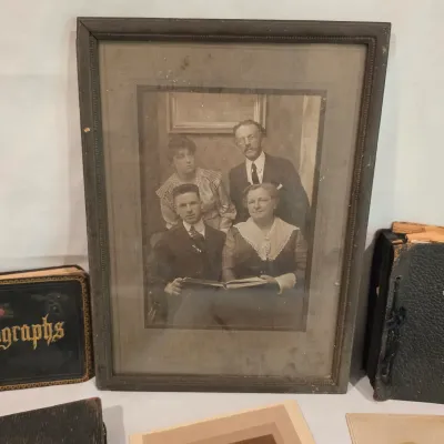 Vintage Photo Albums & Antique Photographs (G-JS)