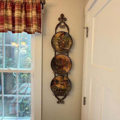 Metal Wall Rack w/Decorative Plates & More (PB-RG)