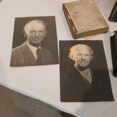 Vintage Photo Albums & Antique Photographs (G-JS)
