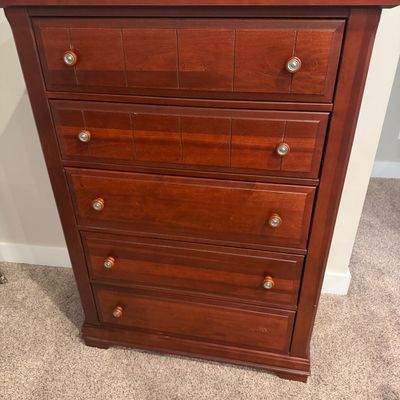 Vaughan-Bassett Cherry Finish 5-Drawer Chest (UD-MG)