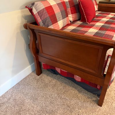 Hillside Furniture Wooden Twin Sized Daybed (UD-MG)