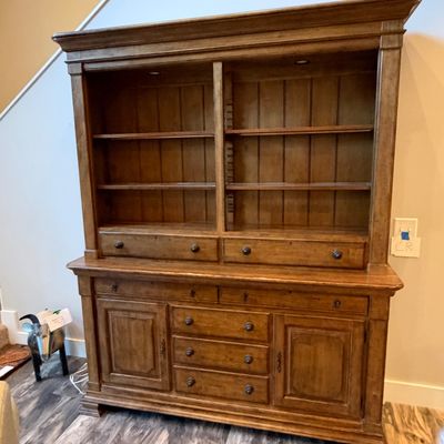 Kincaid 2-Piece Lighted China Hutch (LR-RG)