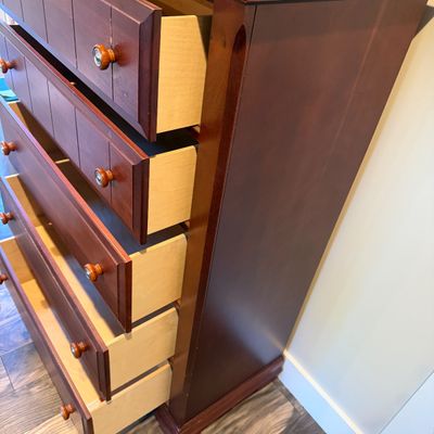 Vaughan-Bassett Cherry Finish 5-Drawer Chest of Drawers (PB-MG)