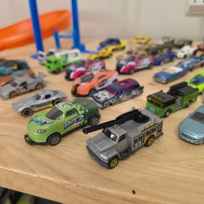 Hot Wheels Criss Cross Crash Track Set w/ Assorted Cars (G-JS)