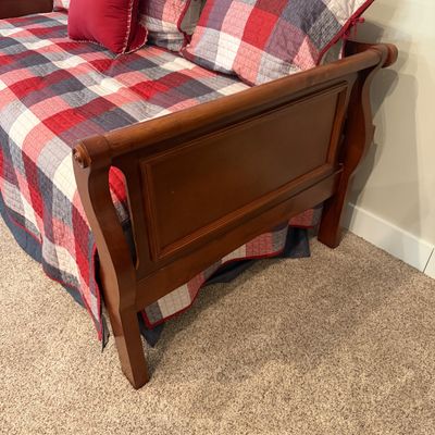 Hillside Furniture Wooden Twin Sized Daybed (UD-MG)