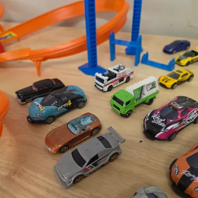 Hot Wheels Criss Cross Crash Track Set w/ Assorted Cars (G-JS)
