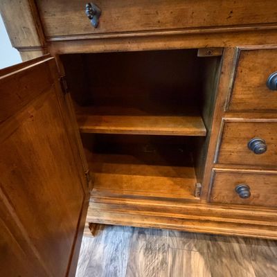 Kincaid 2-Piece Lighted China Hutch (LR-RG)