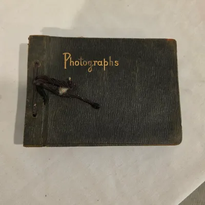 Vintage Photo Albums & Antique Photographs (G-JS)