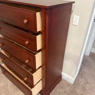 Vaughan-Bassett Cherry Finish 5-Drawer Chest (UD-MG)