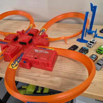Hot Wheels Criss Cross Crash Track Set w/ Assorted Cars (G-JS)