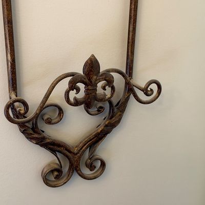 Metal Wall Rack w/Decorative Plates & More (PB-RG)