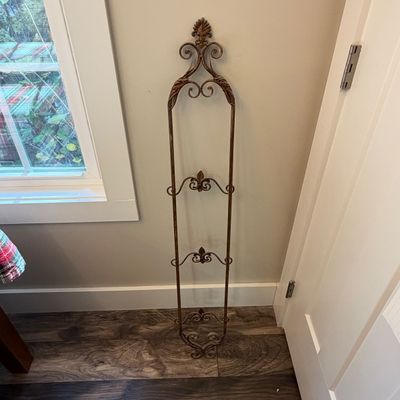 Metal Wall Rack w/Decorative Plates & More (PB-RG)