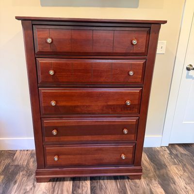Vaughan-Bassett Cherry Finish 5-Drawer Chest of Drawers (PB-MG)
