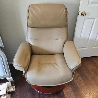 Benchmark Swivel Chair