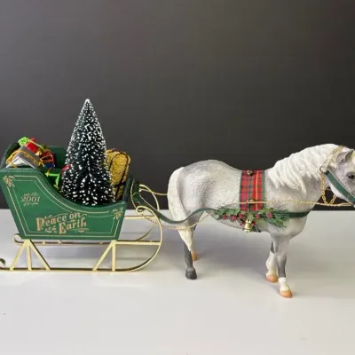 2001 Breyer Holiday Pony ‘ Jingles with Sleigh ‘ Set #700401