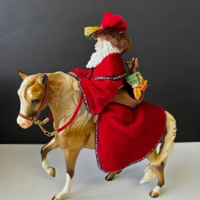 Breyer ‘ Father Christmas ’ 2004 Holiday Horse #700404 * Dapple Gold Color 