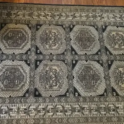 Black & Cream Rug, 7' x 4.5'