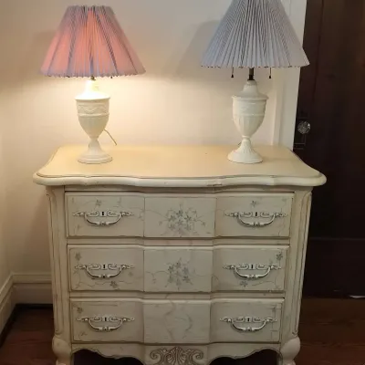 Thomasville 3-Drawer Dresser W/ Painted Details & 2 Vintage Ceramic Lamps