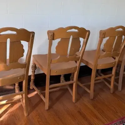 Round Wood Dining Table & Set of 4 Carved-Spindle-Back Chairs 