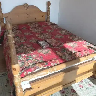 Vintage Queen 4-Poster Pine Spindle Bed W/ Ralph Lauren Comforter & Shams