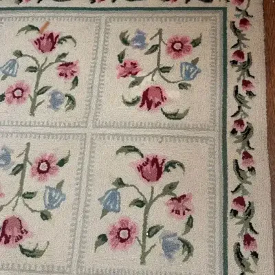 8’ X 11’ Ivory Floral Rug W/ Folk-Art Floral Motif