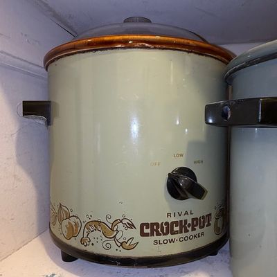 Sale Photo Thumbnail #1031: Vintage 1970s Rival Crock-Pot Slow Cooker (Model 3100)