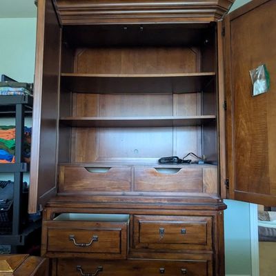 Sale Photo Thumbnail #25: A.R.T. Furniture Old World Armoire