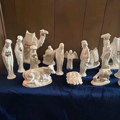 Sale Photo Thumbnail #446: Vintage 14-Piece White and Gold Ceramic Nativity Set