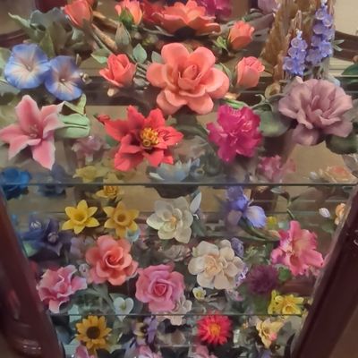 Sale Photo Thumbnail #46: Collection of Capodimonte and Franklin Mint Porcelain Floral Sculptures