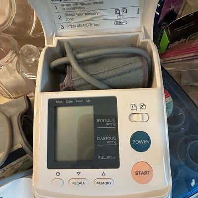 Sale Photo Thumbnail #928: Omron HEM-780 Automatic Blood Pressure Monitor