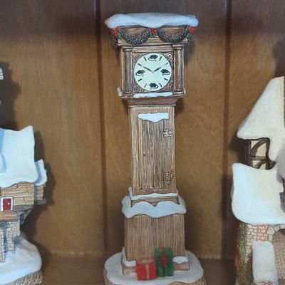 Sale Photo Thumbnail #999: David Winter Winter Time Clock Tower
