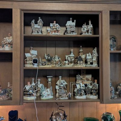 Sale Photo Thumbnail #10: Collection of Lilliput Lane Miniature Cottages