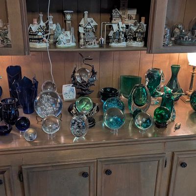 Sale Photo Thumbnail #44: Collection of Capodimonte and Franklin Mint Porcelain Floral Sculptures