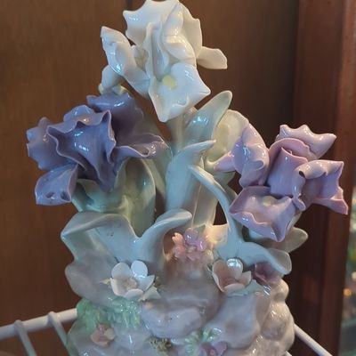 Sale Photo Thumbnail #1147: San Francisco Music Box & Gift Co. Anna Rosa Collection Floral Music Box