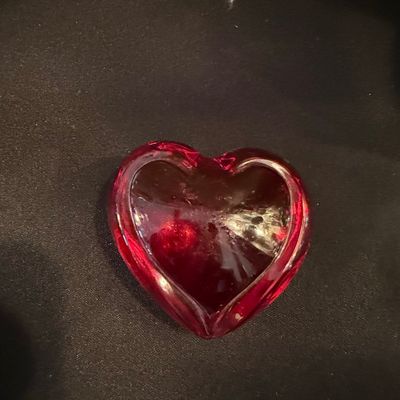 Sale Photo Thumbnail #7: Baccarat 'Cœur Amor' Ruby Red Crystal Heart Paperweight