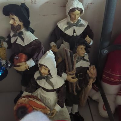 Sale Photo Thumbnail #810: Byers' Choice Thanksgiving Pilgrim Family Set