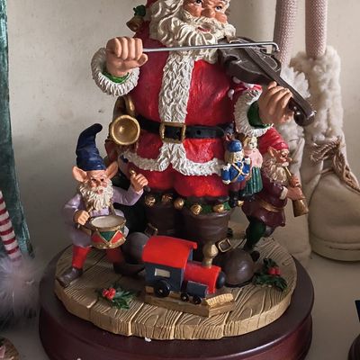 Sale Photo Thumbnail #759: Santa Claus Playing Violin Musical Statue