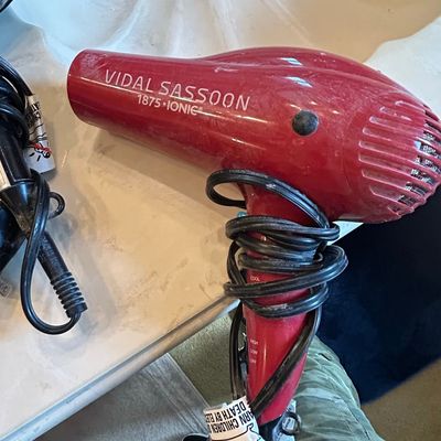 Sale Photo Thumbnail #1221: Vidal Sassoon 1875 Ionic Hair Dryer