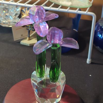 Sale Photo Thumbnail #984: Faceted Glass Double Iris Figurine