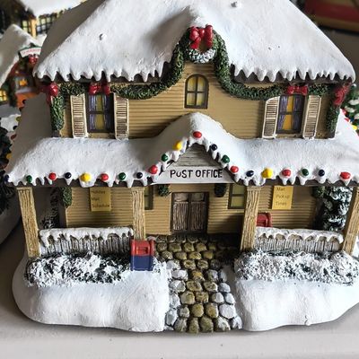 Sale Photo Thumbnail #917: Hawthorne Village Thomas Kinkade Village Post Office