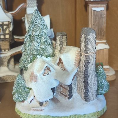 Sale Photo Thumbnail #997: David Winter Snow Cottage