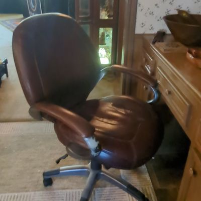Sale Photo Thumbnail #460: Mid-Back Executive Swivel Desk Chair